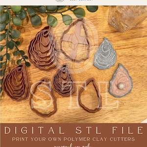 Puede incluir: Un conjunto de cortadores de arcilla polimérica marrón en varias formas, incluyendo ostras y cruces, dispuestos sobre una superficie de madera. La imagen incluye el texto "DIGITAL STL FILE" y "PRINT YOUR OWN POLYMER CLAY CUTTERS".