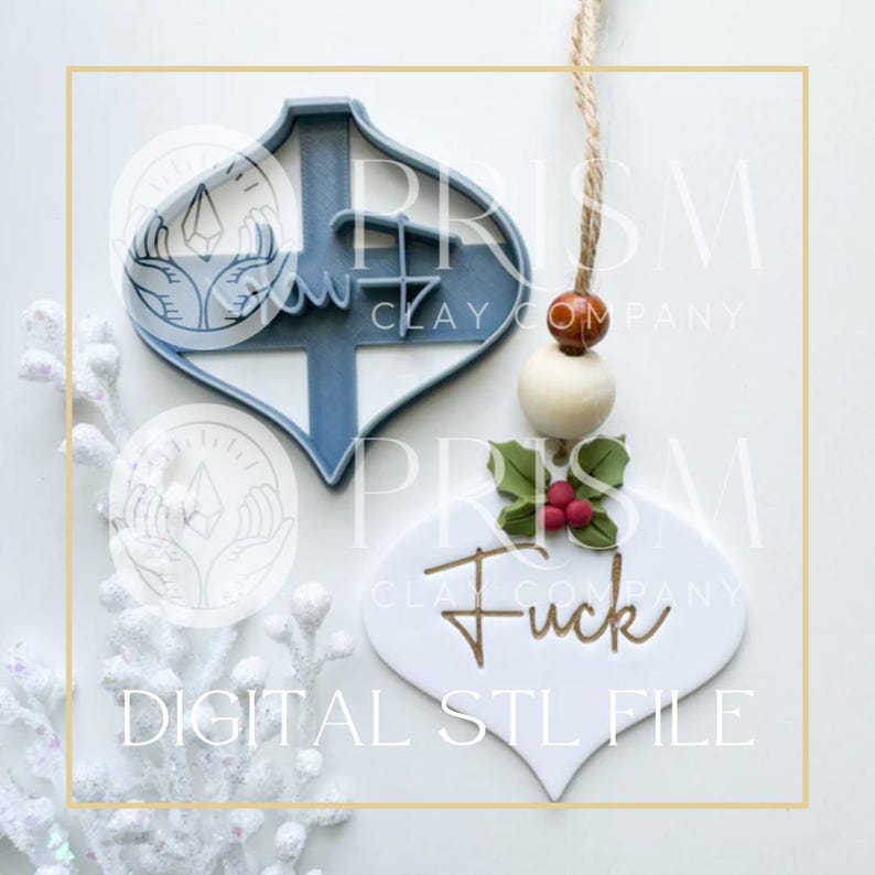 Peut inclure: Un emporte-pi&egrave;ce en argile en forme de d&eacute;coration de No&euml;l bleu et blanc et une d&eacute;coration finie avec le mot "Fuck" en script dor&eacute;. L'ornement a un ornement de houx et de baies et une ficelle pour l'accrocher. Le texte "DIGITAL STL FILE" est en bas.