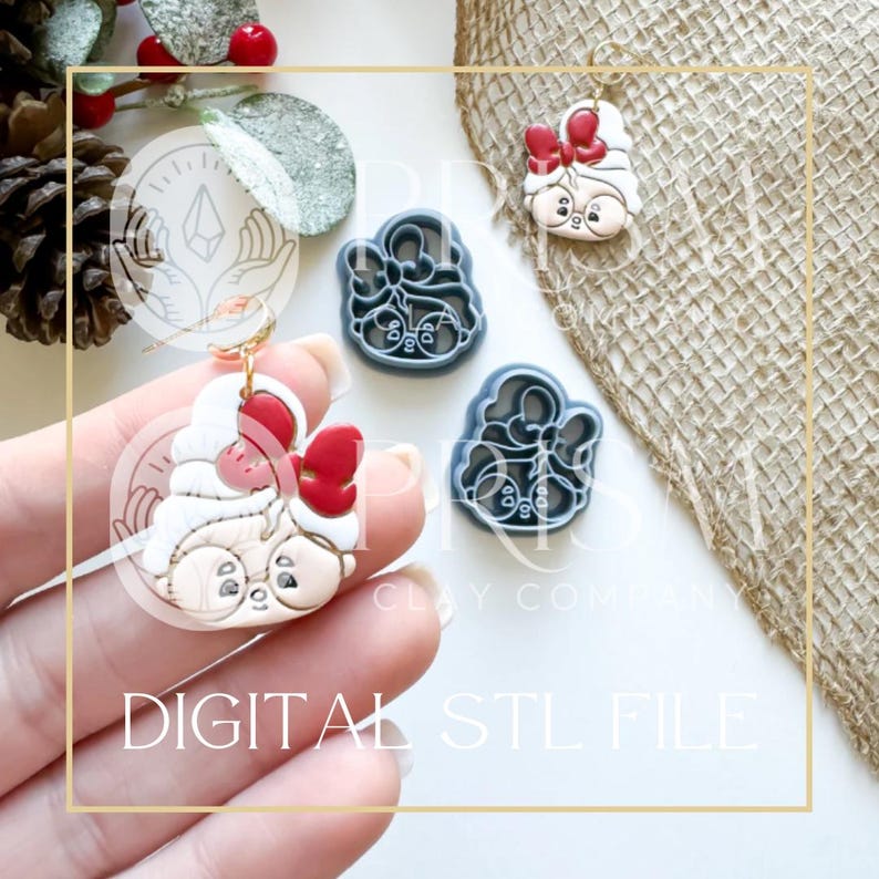 Op de afbeelding: Handgemaakte polymeerklei oorbel met een stripfiguur met een rode strik en wit haar. De afbeelding toont ook een bijpassende oorbel en twee koekjessnijders. De tekst "DIGITAL STL FILE" is zichtbaar.