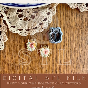 Peut inclure: Vue de dessus de découpoirs en argile polymère et pièces en argile finies. Deux pièces en argile en forme de coccinelle avec des motifs floraux sont à côté d'un découpoir en plastique bleu. Le texte "DIGITAL STL FILE" et "personal use only" est inclus.
