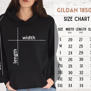 Puede incluir: Tabla de tallas para sudaderas con capucha Gildan 18500, que muestra las medidas en pulgadas para el ancho, la longitud y la longitud de la manga para las tallas S a 5XL.