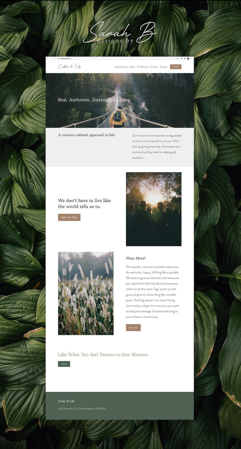 K&ouml;nnte beinhalten: Homepage der Website von Cedar & Lily, einem Unternehmen, das intensives Leben f&ouml;rdert. Die Website hat einen wei&szlig;en Hintergrund mit Text, der "Real. Authentic. Intentional Living." und "A counter-cultural approach to life." lautet. Die Website zeigt auch Bilder einer H&auml;ngebr&uuml;cke und einer Gruppe von Menschen, die auf einem Feld stehen.