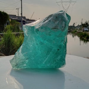 4,7 kg rohe Andara Crystal Aqua Blue mit Luftblasen und weißer Faser innen