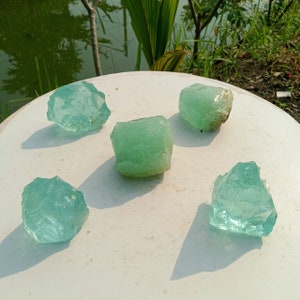 5 Stück 1066 gr raue Andara Crystal Aqua Blue mit Luftblasen und weißer Faser im Inneren