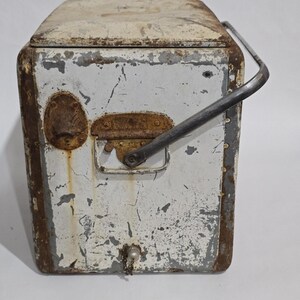 Vintage 1950’s 7up Metal Cooler White Progressive Refrigerator Co Needs Repair. image 4