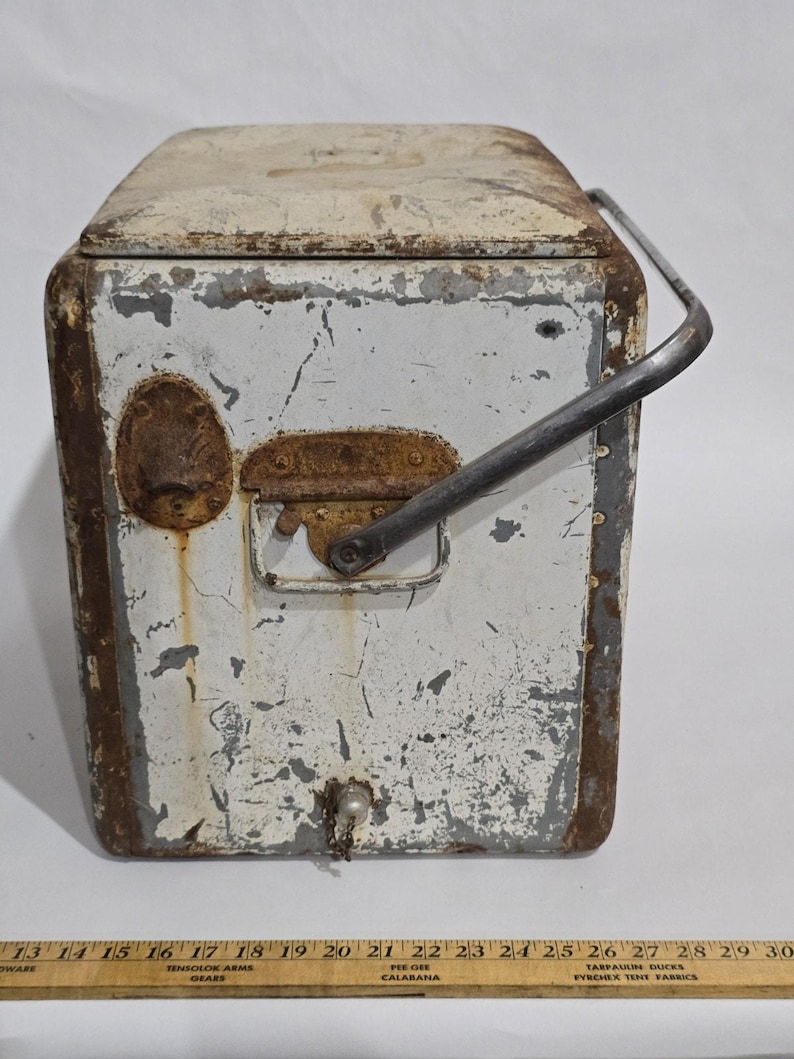 Vintage 1950’s 7up Metal Cooler White Progressive Refrigerator Co Needs Repair. image 4