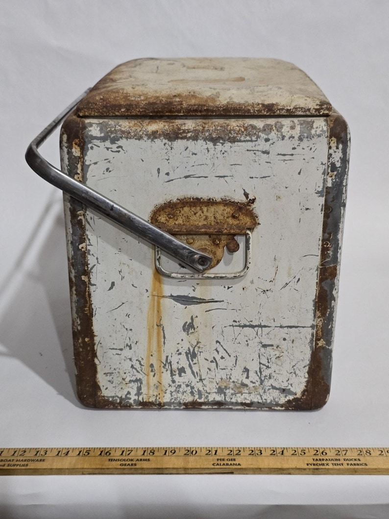 Vintage 1950’s 7up Metal Cooler White Progressive Refrigerator Co Needs Repair. image 3