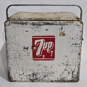 Vintage 1950’s 7up Metal Cooler White Progressive Refrigerator Co Needs Repair. image 1