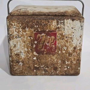 Vintage 1950’s 7up Metal Cooler White Progressive Refrigerator Co Needs Repair. image 2