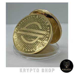 Op de afbeelding: Gouden Stellar cryptocurrency-munt met het woord "STELLAR" en een binair code-ontwerp. De munt staat op een transparante kunststof standaard.