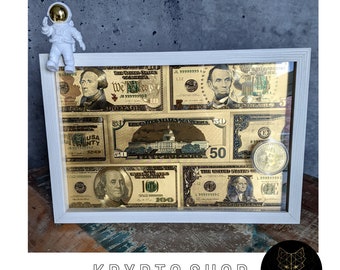 Arte criptográfico en marco de madera en blanco o negro con moneda criptográfica Bitcoin BTC Gold, billete de oro en dólares estadounidenses y figura de astronauta