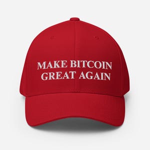 Könnte beinhalten: Rote Baseballkappe mit weiß gesticktem Text, der "MAKE BITCOIN GREAT AGAIN" lautet.