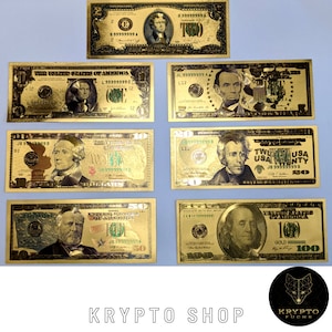 Peut inclure: Un ensemble de dix billets de dollar américain plaqués or, chacun représentant une dénomination différente de 1 $ à 100 $. Les billets sont disposés en deux rangées de cinq, la dénomination étant clairement visible sur chaque billet.