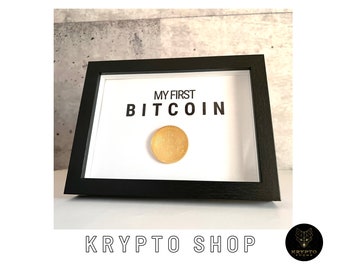 Arte criptográfico "Mi primer Bitcoin" con moneda de oro Bitcoin en un marco negro