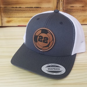 Fußball Personalisierte Spieler Nummer Leder Aufnäher Hut | Personalisierte Fußballmütze | Trucker Style Snapback Verschluss