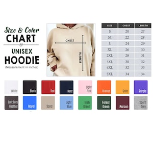 Op de afbeelding: Unisex hoodie maattabel met metingen in inches. De tabel toont borst- en lengtemaat voor maten S tot en met 5XL. De tabel wordt weergegeven naast een beige hoodie met een capuchon.
