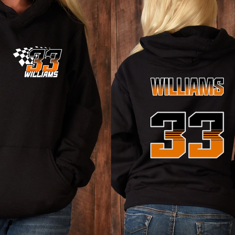 Op de afbeelding: Zwarte hoodie met oranje en wit nummer 33 en de naam Williams op de voor- en achterkant. Het nummer heeft een verloop-effect.