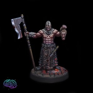 Puede incluir: Una figura en miniatura pintada de un verdugo encapuchado que sostiene una cabeza cortada y un hacha grande. La figura lleva una falda escocesa de cuero marrón oscuro y tiene una complexión musculosa. La figura está de pie sobre una base circular con una superficie pintada de gris oscuro y rojo.