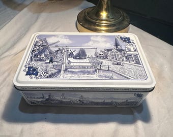 Puszka na ciasteczka Hellema Hallum Holland w kształcie prostokąta, z niebiesko-białym napisem w stylu holenderskim z Delftu