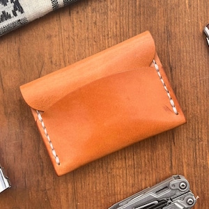 Cartera con solapa de cuero delgado / Cuero de grano completo hecho a mano / The Huey Jr.