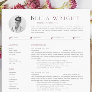 Pode incluir: Um modelo de currículo com um fundo floral rosa. O currículo é para um profissional médico chamado Bella Wright. O currículo inclui seções para educação, experiência profissional e habilidades.