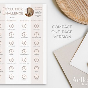 Peut inclure: Une liste de contr&ocirc;le imprimable pour un d&eacute;fi de d&eacute;sencombrement avec un fond brun clair et une grille rose clair. La liste est divis&eacute;e en quatre semaines, chaque semaine se concentrant sur une zone diff&eacute;rente de la maison&nbsp;: salle de bain, chambre &agrave; coucher, cuisine et autres zones. Chaque semaine comporte sept t&acirc;ches de d&eacute;sencombrement, num&eacute;rot&eacute;es de 1 &agrave; 7. Le titre de la liste est "The 4-Week Declutter Challenge".
