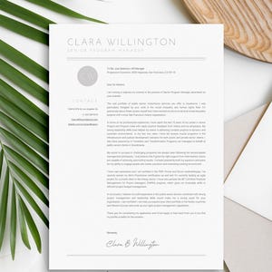 Puede incluir: Una plantilla de currículum minimalista con el nombre "Clara Willington" en la parte superior. El documento está en papel blanco, con una hoja verde, un plato de madera, un sobre blanco y un bolígrafo.