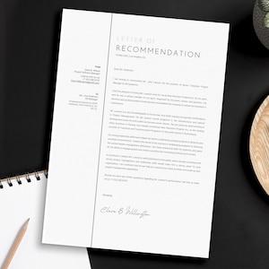 Op de afbeelding: Een aanbevelingsbrief op wit papier met de titel bovenaan. De brief ligt op een zwart oppervlak met een notitieblok, een potlood en een houten dienblad met een bril. Een kleine potplant is ook zichtbaar.