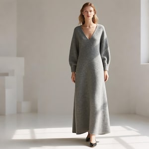 Elegante vestido largo de lana para mujer, con cuello en V y manga larga, ideal para el invierno. Vestido de corte A, estilo minimalista, a medida.