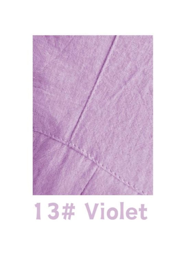 Pode incluir: Uma amostra de tecido na cor violeta com uma textura tecida vis&iacute;vel e uma costura reta que percorre verticalmente o centro. Abaixo do tecido, o texto 13# Violet est&aacute; impresso em uma cor roxa clara correspondente.