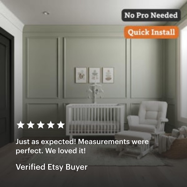 Op de afbeelding: Een babykamer met saliegroene muren, een witte wieg, een schommelstoel en een voetenbankje. Drie ingelijste botanische prenten hangen boven de wieg. De tekst "No Pro Needed" en "Quick Install" zijn zichtbaar.