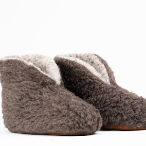 Handgemaakte pantoffels van bruine wollen schapenvacht - Gezellige indoorlaarzen voor dames en heren - Unieke kerstcadeaus - Milieuvriendelijke schoenen voor volwassenen
