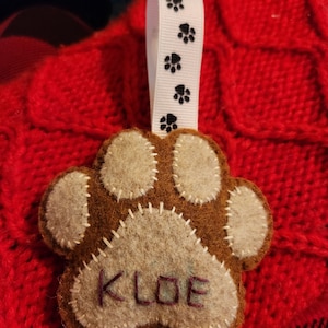 Felt paw print with pet&#39;s name