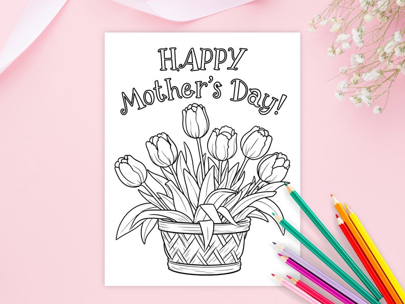Puede incluir: Una p&aacute;gina para colorear en blanco y negro con un ramo de tulipanes en una cesta con el texto "&iexcl;Feliz D&iacute;a de la Madre!"