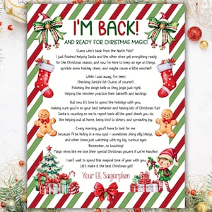 Op de afbeelding: Een kerstthema-afdruk met een rood-groene gestreepte rand. De tekst "I'M BACK!" staat bovenaan, gevolgd door een gedicht over de terugkeer van een elf. Illustraties zijn onder meer kousen, peperkoekenmannen en een kerstboom.