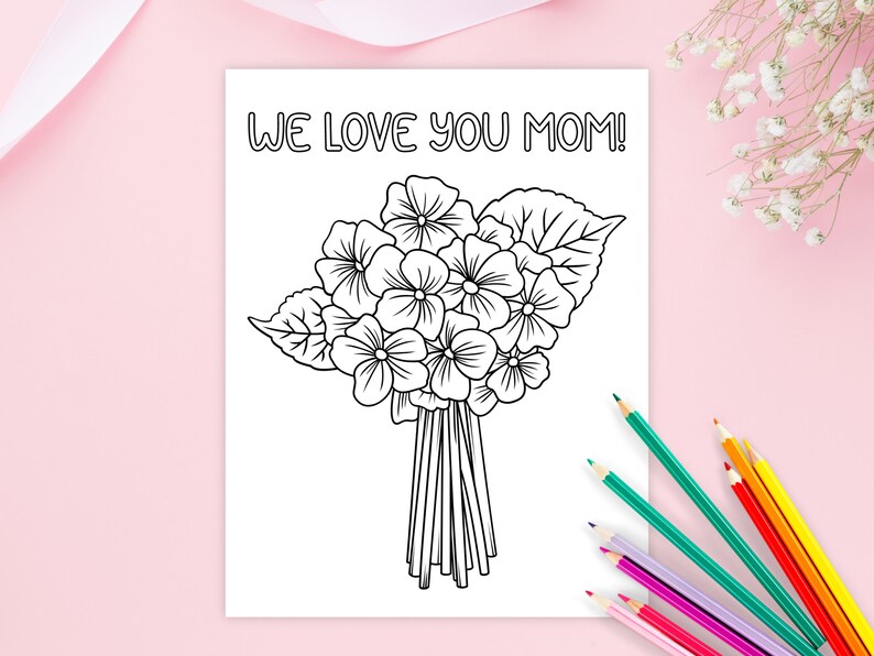 Puede incluir: Una p&aacute;gina para colorear imprimible en blanco y negro con un ramo de flores y el texto "WE LOVE YOU MOM!" en la parte superior.