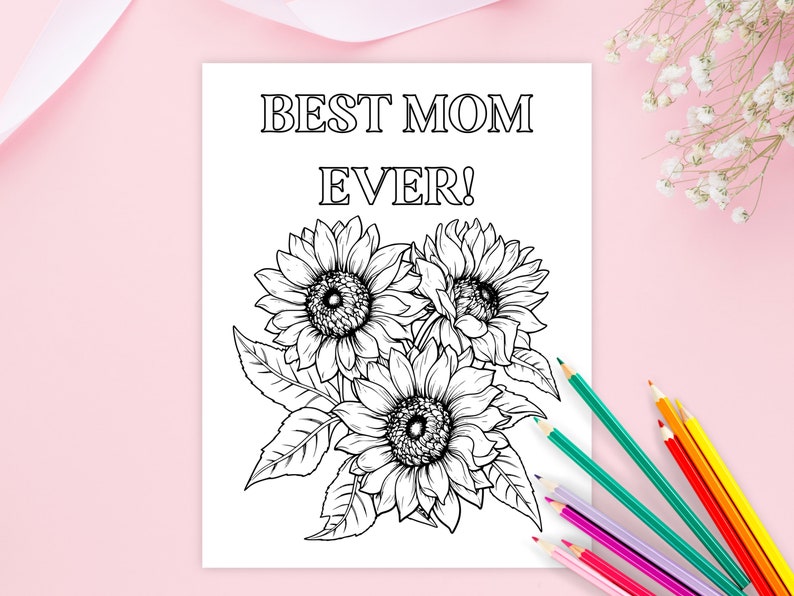 Puede incluir: Una p&aacute;gina para colorear en blanco y negro con tres girasoles y el texto "BEST MOM EVER!" impreso sobre las flores.