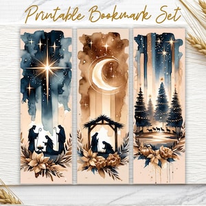 Puede incluir: Conjunto de tres marcapáginas de acuarela con temática navideña. Cada marcapáginas presenta una escena diferente: una estrella, una luna creciente y árboles de Navidad. El texto "Printable Bookmark Set" está en la parte superior.