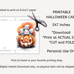 K&ouml;nnte beinhalten: Druckbare Halloween-Karte mit einer Aquarellillustration eines l&auml;chelnden K&uuml;rbisses und vier freundlichen Geistern. Die Karte ist 12,7 x 17,8 cm gro&szlig; und f&uuml;r den Druck auf A4-Papier formatiert. Enth&auml;lt Anweisungen zum Herunterladen, Drucken, Schneiden und Falten.