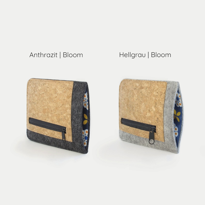 Puede incluir: Dos estuches con cremallera de corcho y fieltro con forro de estampado floral. El estuche de la izquierda es gris y el estuche de la derecha es gris claro. El texto "Anthrazit | Bloom" est&aacute; por encima del estuche de la izquierda y el texto "Hellgrau | Bloom" est&aacute; por encima del estuche de la derecha.