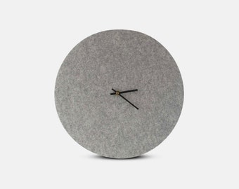 Reloj de pared de fieltro y corcho 30 cm | gris claro - negro | Diseño: Aalborg