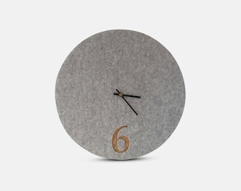 Reloj de pared de fieltro y corcho 30 cm | gris claro - negro | Diseño: Aalborg