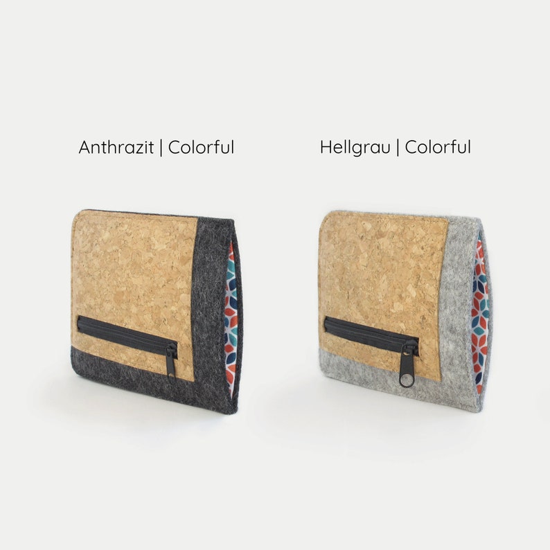 Puede incluir: Dos estuches con cremallera de corcho y fieltro. El estuche de la izquierda es gris oscuro con un forro estampado de colores. El estuche de la derecha es gris claro con un forro estampado de colores. El texto "Anthrazit | Colorful" est&aacute; sobre el estuche de la izquierda y el texto "Hellgrau | Colorful" est&aacute; sobre el estuche de la derecha.