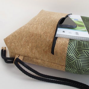Nachhaltiger Turnbeutel, Rucksack, aus Bio Baumwolle und Kork, 35 x 45 cm groß, Design Stripes Bild 2