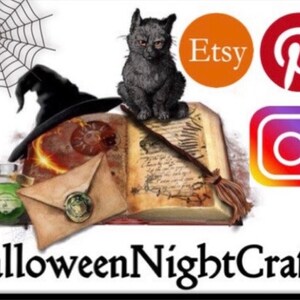Puede incluir: Gr&aacute;fico tem&aacute;tico de Halloween con un gato negro, sombrero de bruja, libro de hechizos y escoba. La imagen incluye los logotipos de Etsy, Pinterest e Instagram. El texto "HalloweenNightCraft" est&aacute; en la parte inferior.