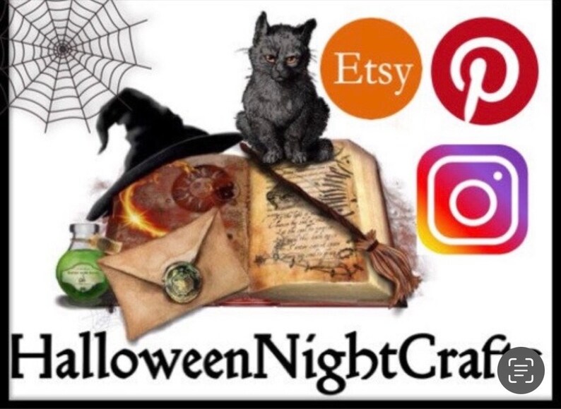Puede incluir: Gr&aacute;fico tem&aacute;tico de Halloween con un gato negro, sombrero de bruja, libro de hechizos y escoba. La imagen incluye los logotipos de Etsy, Pinterest e Instagram. El texto "HalloweenNightCraft" est&aacute; en la parte inferior.