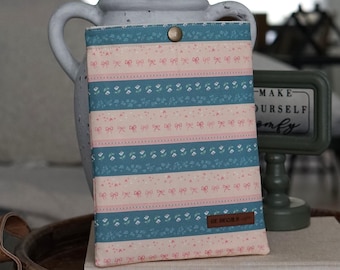Kindle Sleeve | Fleece Padded | E-Reader Cover | Handmade | Gift for Readers | Cotton Fabric with Snap Button | Pink Bows | Bookish