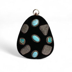 Night Sky Radiance: Cartera de mano en forma de huevo de terciopelo negro con adornos de piedras preciosas turquesas