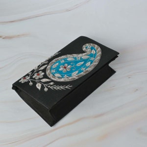 Patrón azul étnico en bolso de seda negro, bolso de mano de seda negro, bolso clutch de noche