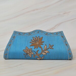 Adorable sac à bandoulière bleu orné de motifs brodés à la main sur du tissu en soie